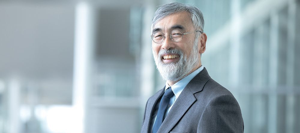 白い髭を生やした男性